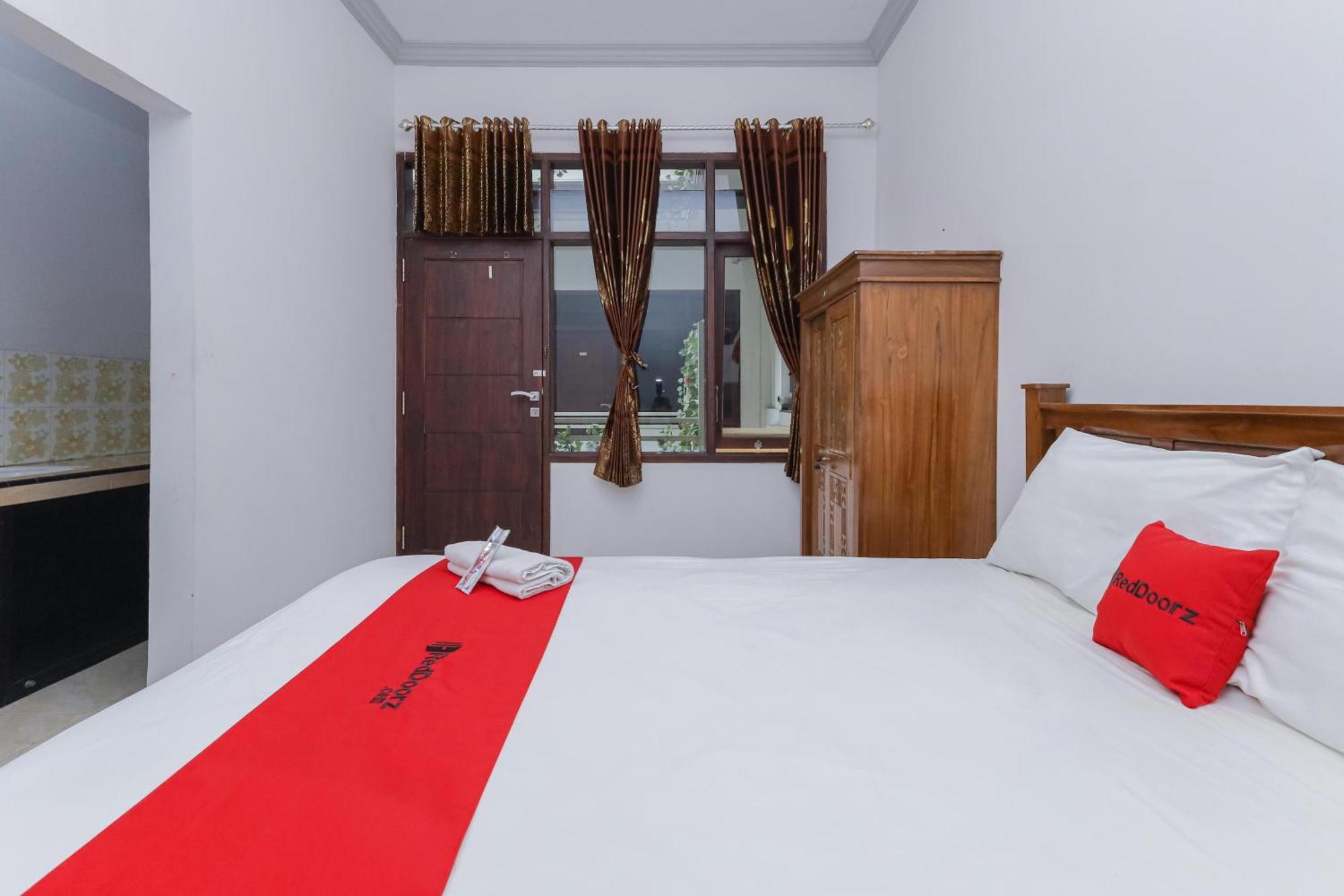 Reddoorz At Pondok Candra Surabaya Buitenkant foto